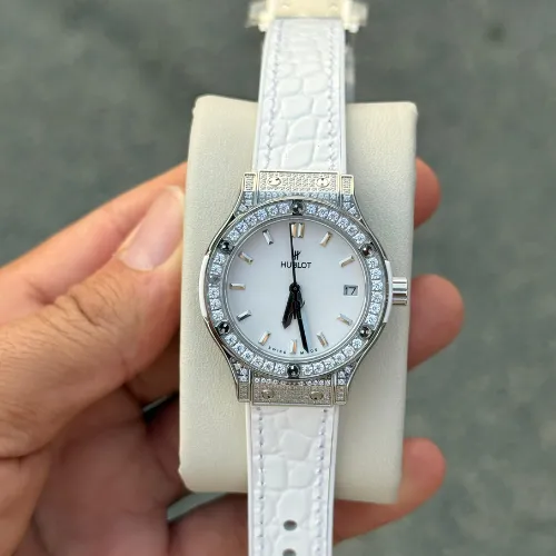 ساعة هوبلت نسائية بيضا